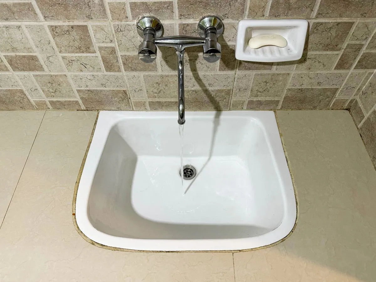 Torneira com pedal: quais os benefícios para ambientes com grande circulação? - Conceito Metais