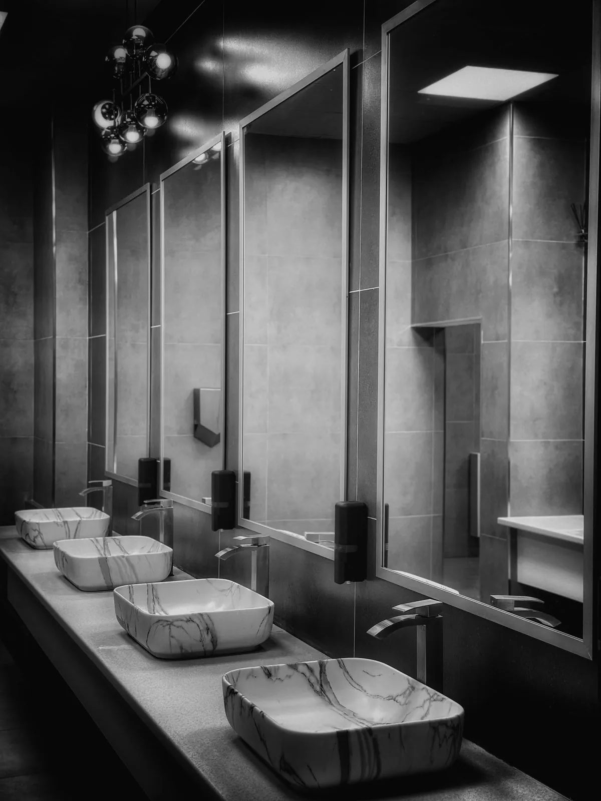 Aço inox ou plástico: qual o melhor material para acessórios de banheiro público? - Conceito Metais