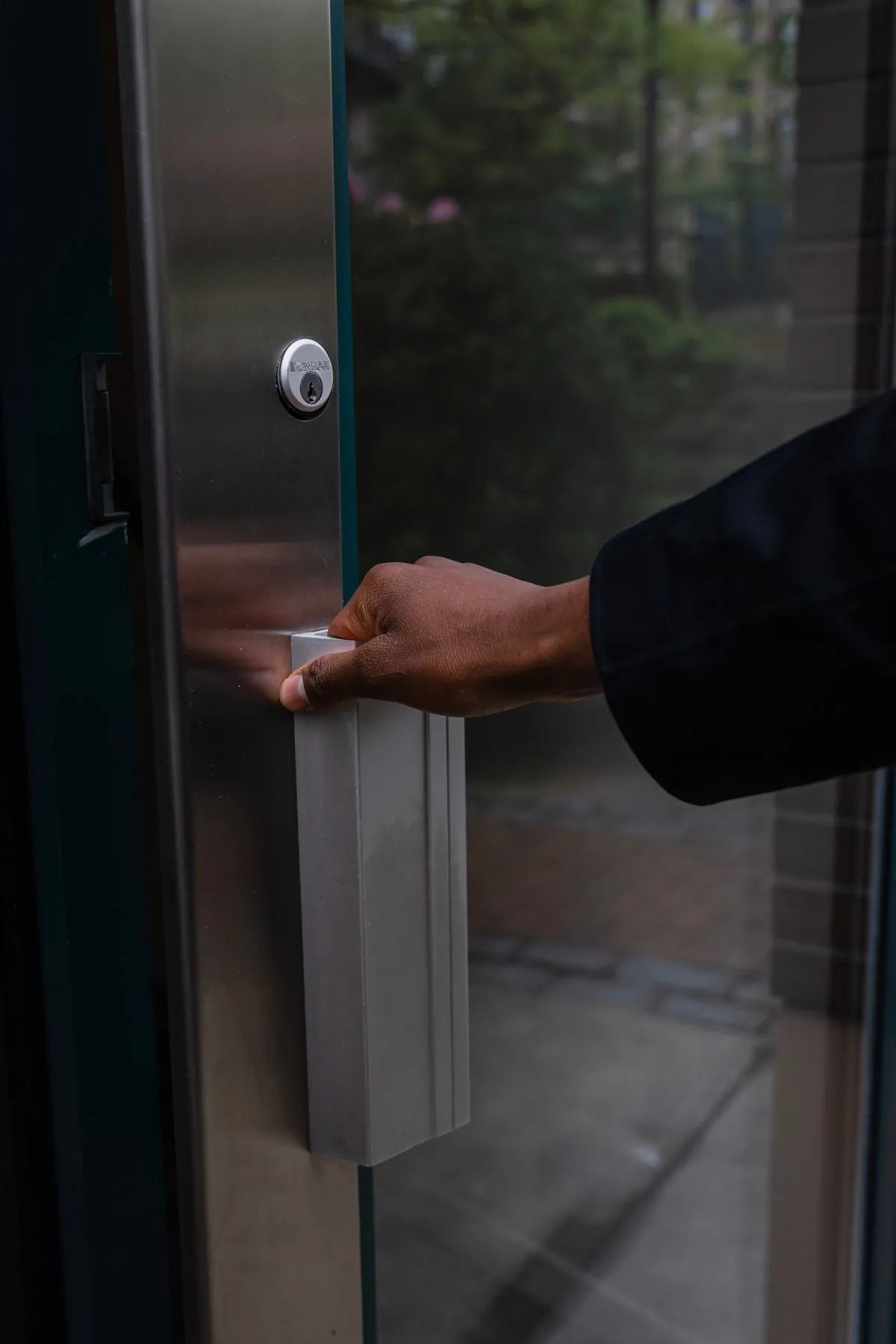 Chapa de proteção para portas: quando vale a pena instalar em ambientes comerciais? - Conceito Metais