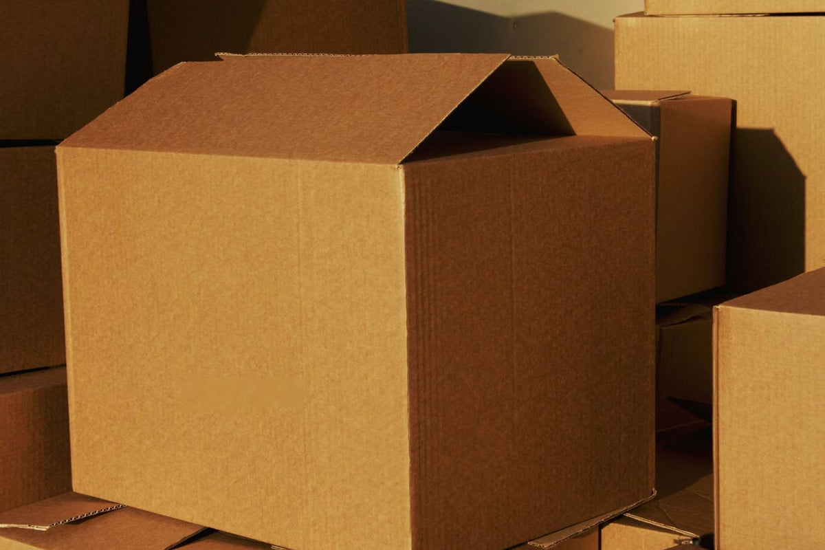Caixas de papelão empilhadas prontas para expedição