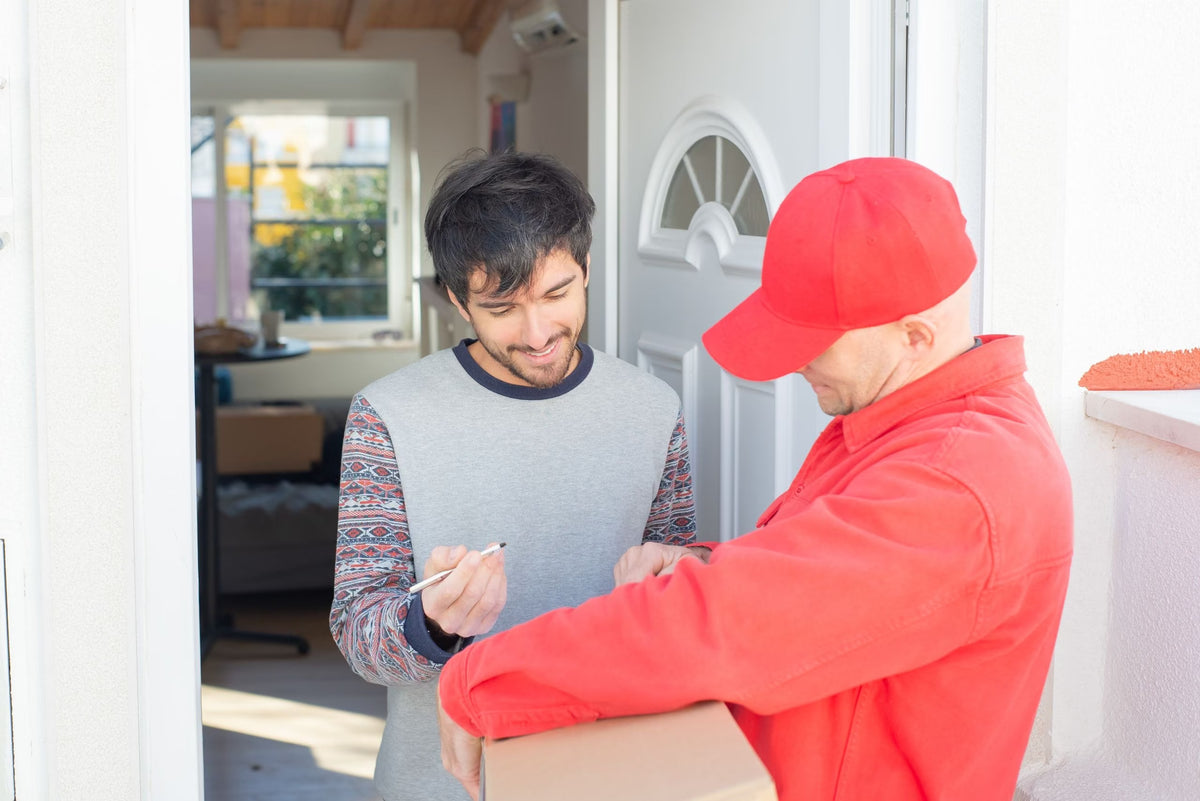 Cliente recebendo pacote do entregador