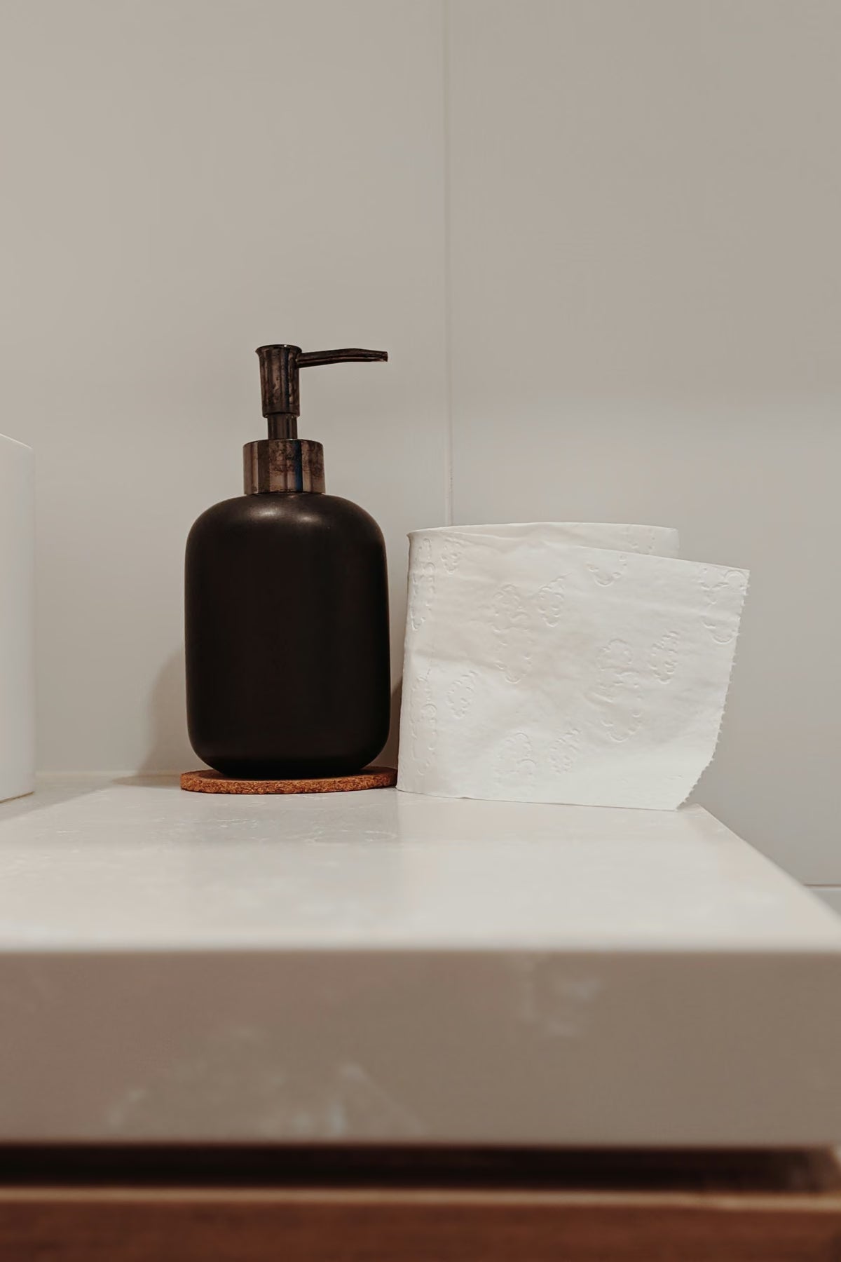 Dispenser de sabonete líquido sobre prateleira
