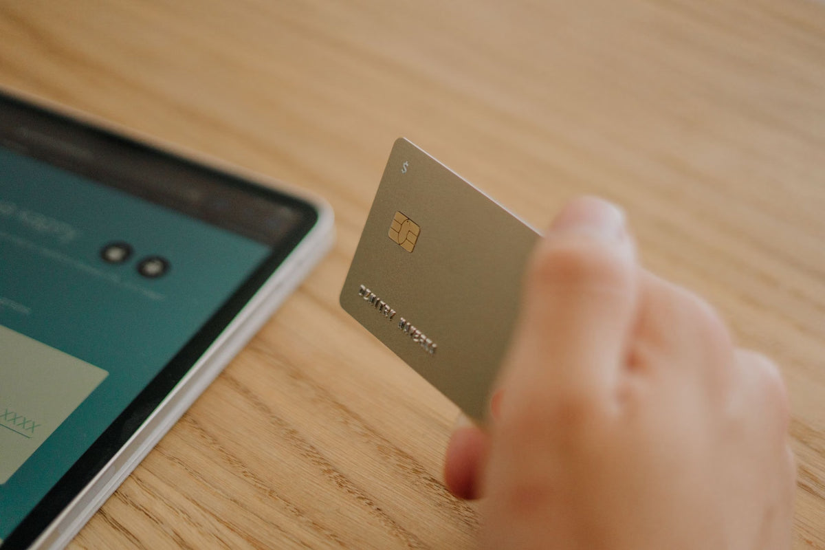 Pessoa finalizando compra online com cartão de crédito