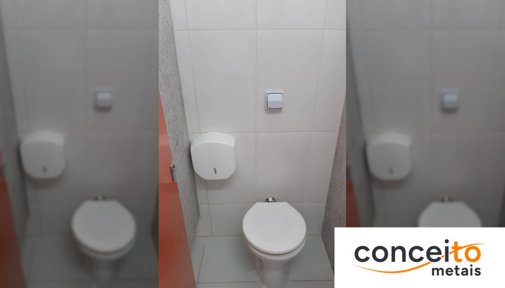 Sequência de boxes sanitários equipados com vaso sanitário e dispensador de papel higiênico em caixa fechada. Acionad...