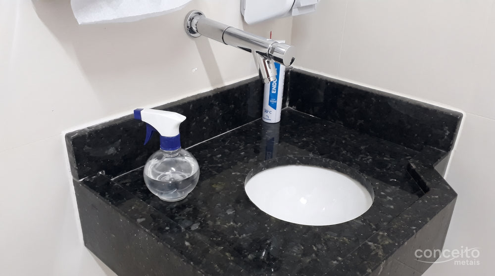 Ponto de apoio para manutenção do piso tátil, com produtos de limpeza específicos para preservar o relevo das peças. ...