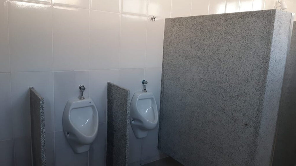 Mictórios individuais com divisórias em granito entre as peças, garantindo privacidade no uso. Acabamento em porcelan...