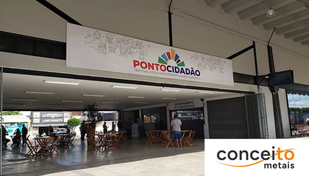 Entrada do terminal Ponto Cidadão, com área de espera e mesas para atendimento ao público, no mesmo prédio onde foram...