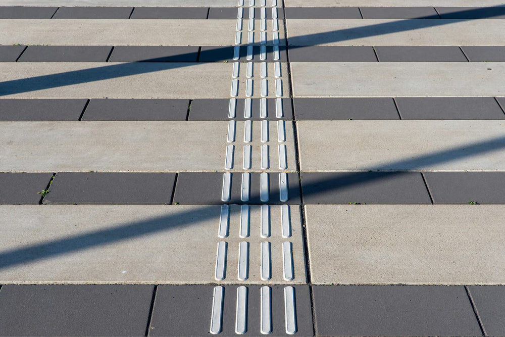 Piso tátil direcional em calçada de placas de concreto